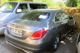 Mercedes cu numerele altei mașini, găsit pe o stradă din Oradea. Poliția Locală a început procedura pentru vehiculele „fără stăpân”