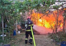 Incendiu violent într-un sat din Bihor: Un bărbat a uitat o lumânare aprinsă în pod, iar focul a cuprins întreaga casă