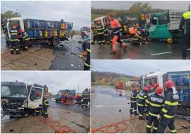 Accident pe DN76, în Bihor, între un camion cu butelii și o autoutilitară. Unul dintre șoferi a fost descarcerat (FOTO/VIDEO)