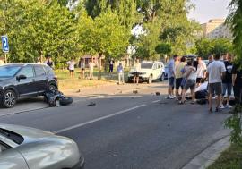 Cum s-a produs accidentul de pe strada Oneștilor din Oradea: O șoferiță a întors fără să se asigure. Motociclistul este internat în stare gravă la ATI