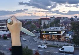 Atac sângeros la un McDonald’s din Oradea: o femeie și-a înjunghiat partenerul din gelozie