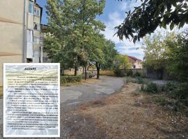Parcare la privat! Locuitorii unui bloc din Oradea, somați de un proprietar să elibereze curtea de mașini (FOTO)