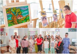 „Inimi care pictează”: Expoziție inedită de tablouri realizate de persoane cu sindrom Down, la Biblioteca Județeană din Oradea (FOTO)