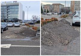 Zăpadă „parcată” pe locurile pentru persoane cu dizabilități, în parcarea unui magazin din Oradea