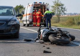 Accident pe DN1, lângă Uileacu de Criș: Un motociclist a ajuns la spital după ce s-a lovit cu o mașină