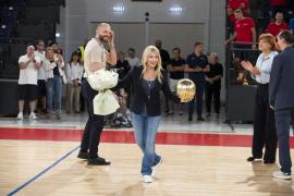 Nadia Comăneci, întâlnire cu tinerii baschetbaliști la Oradea Arena. A purtat la gât un rozariu primit la gala de marți. Cine i l-a dăruit (FOTO)