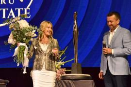 Nadia Comăneci a primit un cadou special la Oradea și a dezvăluit că Ilie Bolojan a convins-o să vină la gala „10 pentru eternitate” (FOTO/VIDEO)
