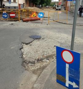 Obligatoriu prin gropi! Devierea traficului prin centrul Oradiei se face pe drumuri distruse