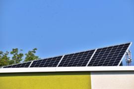 Program așteptat de prosumatori: statul pregătește finanțări de până la 15.000 lei pentru baterii la sistemele fotovoltaice (DOCUMENT)