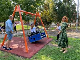 Aparate de joacă pentru copiii cu dizabilități, într-un parc din Oradea (FOTO)