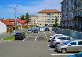 Locul de veci: Zeci de locuri de parcare de domiciliu în Oradea „rezervate” pe numele unor decedați