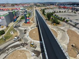 Pasajul dintre ERA Park Oradea și OSC, aproape gata: joi și vineri se asfaltează sensul giratoriu de dedesubt, iar circulația va fi deviată (FOTO)