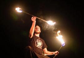 Un orădean va oferi un spectacol de jonglerii cu flăcări, joi, la Casa Darvas – La Roche
