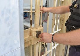A amenințat cu moartea o procuroare, după ce făcuse la fel cu trei polițiști. Judecătoria Oradea l-a condamnat la închisoare