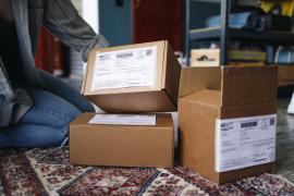 Comenzile online din afara UE se scumpesc de la 1 iulie: taxă de 3 euro pentru coletele mici