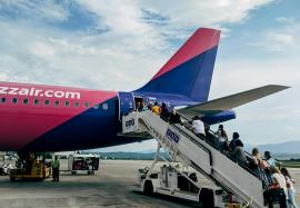 Un avion Wizz Air a aterizat de urgență pe Aeroportul din Cluj-Napoca după ce trei pasageri beți s-au luat la bătaie