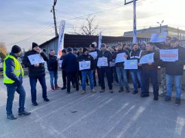 Sindicaliștii OMV Petrom de la Suplacu de Barcău au ieșit în stradă, cerând creșterea salariilor (FOTO)