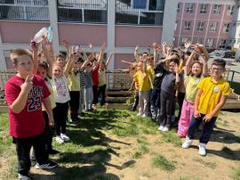 Curți de școli din Oradea, transformate în mini-grădini: Peste 500 de elevi au învățat permacultură