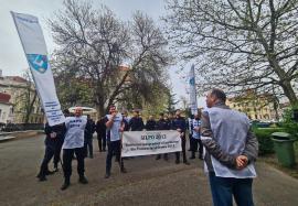„Suntem discriminați!”. Mai mulți angajați ai Penitenciarului Oradea au protestat în faţa Prefecturii (FOTO/VIDEO)
