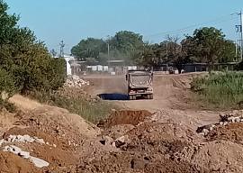 Nori de praf la marginea Oradiei, din pământul excavat pentru un pasaj subteran al orașului (FOTO)