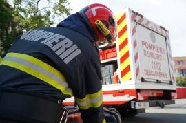 La 77 de ani, un bărbat din Bihor a fost reținut de polițiști pentru incendierea unei mașini! Flăcările au afectat încă un autoturism și o clădire