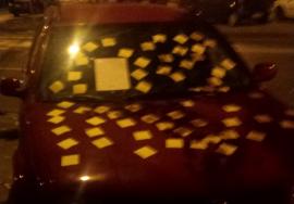 Supărat că alarma unui autoturism a sunat o noapte întreagă, un orădean l-a tapetat cu bileţele post-it (FOTO)