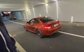 Un bărbat cu BMW, reclamat că a făcut ture prin pasajul Magheru, înainte de a fi deschis circulaţiei. Era administratorul care verifica lucrările! (VIDEO)