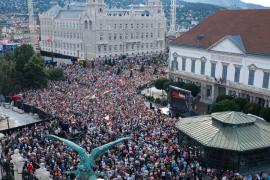 „Opriți tirania”: Mii de maghiari, la un protest organizat de Fidesz împotriva demersului lui Péter Magyar de a-l înlătura pe președintele Ungariei (VIDEO)