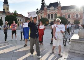 „Vrem democrație! Îl susținem pe Ilie!”: Câteva zeci de orădeni au ieșit în stradă pentru Bolojan și împotriva „coincidențelor” din justiție (FOTO/VIDEO)