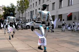 Roboții au ieșit la protest, în Varșovia: Au cerut reguli mai stricte pentru inteligența artificială și automatizare (VIDEO)