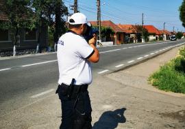 Goană prin Bihor: tânăr cu permisul suspendat, surprins la volanul unui BMW cu 102 km/h. Nu a oprit la semnalul polițiștilor