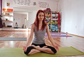 Terapie prin yoga: Yoghista Renata Coznici îi învaţă pe orădeni cum să se elibereze de griji (FOTO)