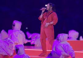 Rihanna a dezvăluit că este însărcinată în timpul show-ul ei de la Super Bowl (VIDEO)