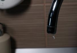 Compania de Apă Oradea anunță că face spălări pe magistrale, pe malul stâng al Crișului Repede. Se întrerupe furnizarea apei potabile