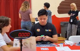 Nou record mondial la cubul Rubik: Un tânăr cu autism l-a rezolvat în doar 3,13 secunde (VIDEO)