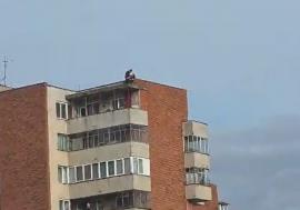 Sex la înălțime, în văzul lumii, în Oradea: două persoane, filmate în acțiune pe acoperișul unui bloc, chiar lângă un loc de joacă! (VIDEO)