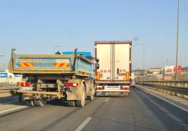 Şicanare în trafic, în Oradea: Un şofer de TIR a încurcat circulația pe Centură, pentru a bloca un camion (VIDEO)