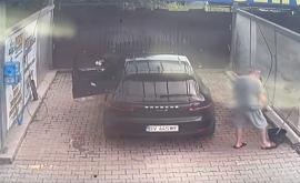 Șofer de Porsche, filmat în timp ce fură... o găleată cu mop dintr-o spălătorie (VIDEO)