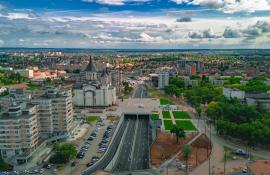 Centrul Civic din Oradea înverzește: Se plantează arțari, stejari, magnolii, lavandă și trandafiri. Peste 4.000 mp semănați cu gazon (FOTO)