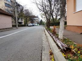 Ne enervează: Un stâlp de telefonie prăbuşit pe strada Traian Lalescu din Oradea stă abandonat de o săptămână