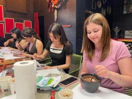 Studenții Erasmus din Oradea au învățat să prepare ciocolată de casă, după o rețetă „din Epoca de Aur”