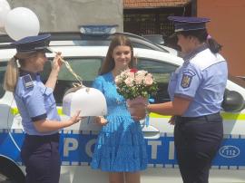 Au descins cu tort și flori. Surpriza polițiștilor pentru o adolescentă din Bihor (FOTO)