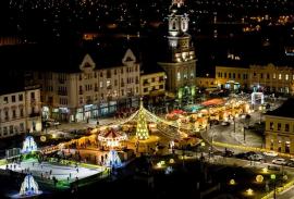 Târgul de Crăciun închide circulaţia în Piaţa Unirii din Oradea