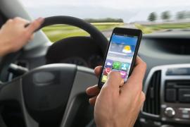 Folosirea telefonului în timpul condusului poate aduce suspendarea permisului