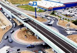 Teste spectaculoase pe pasajul suprateran construit la ieșirea din Oradea spre Aeroport. Împreună cu pasajul pe sub centură, va fi deschis circulației luna viitoare (FOTO/VIDEO)