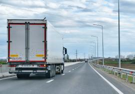 Continuă restricțiile pe drumurile naționale din Bihor din cauza codului roșu: camioanele de peste 7,5 tone, oprite între orele 12 și 20