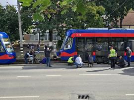 Tramvai Astra deraiat în Oradea, în Rogerius. Circulație blocată două ore (FOTO/VIDEO)