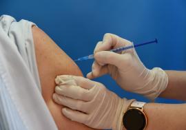 Premieră în lupta cu cancerul: un vaccin personalizat Moderna-Merck a redus riscul de recidivă și de metastaze în melanom, într-un studiu de fază 3