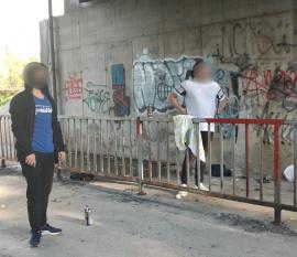Vandali în acţiune: Poliţiştii locali din Oradea au prins trei adolescenți care mâzgăleau Podul Prezan
