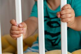 Șocant: Copil de şase ani din România vândut de părinţi pe bani mărunți şi scos din ţară de un german